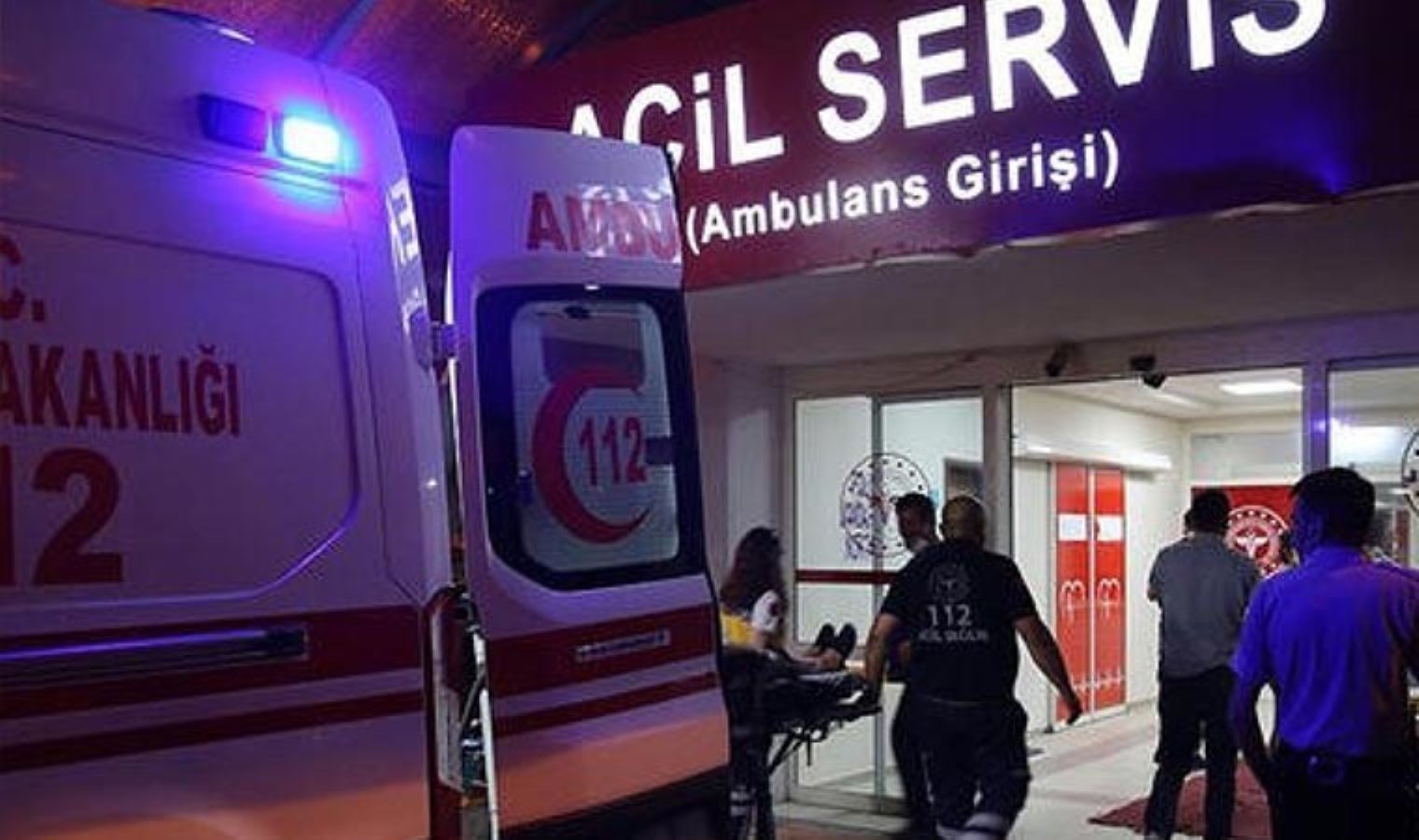 Anadolu Otoyolu’nda feci kaza: Hafif ticari araçtaki 3 kişi yaralandı