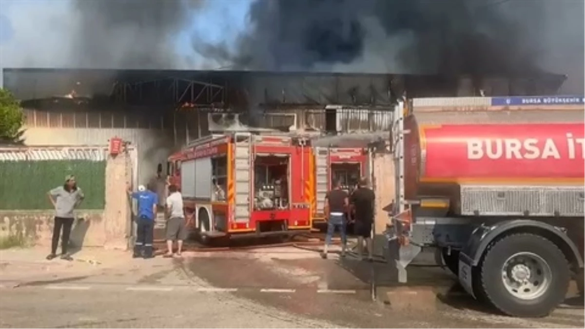 Bursa’da Yan Yana Olan İki Fabrikada Yangın Çıktı
