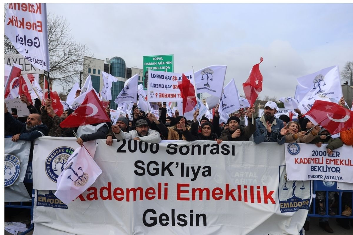 İstanbul’da ‘kademeli emeklilik’ mitingi düzenlendi